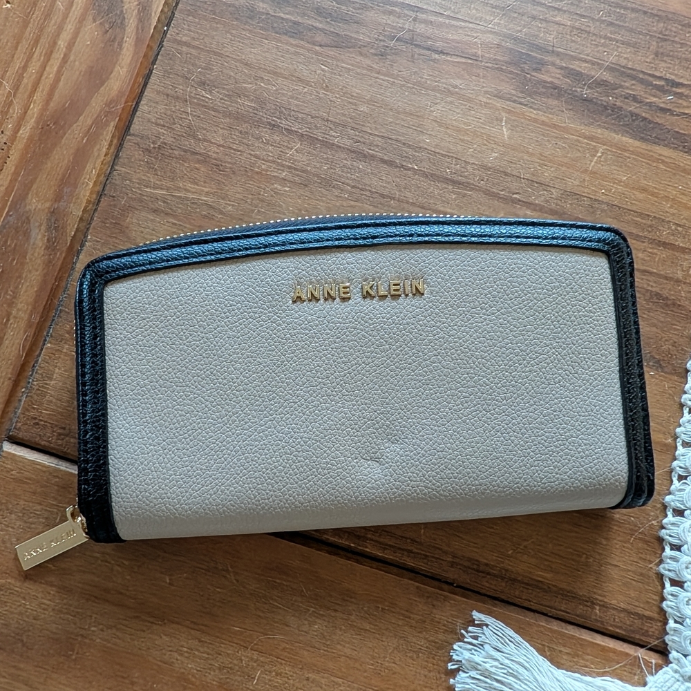 Anne Klein Women's Cream and Black Wallet